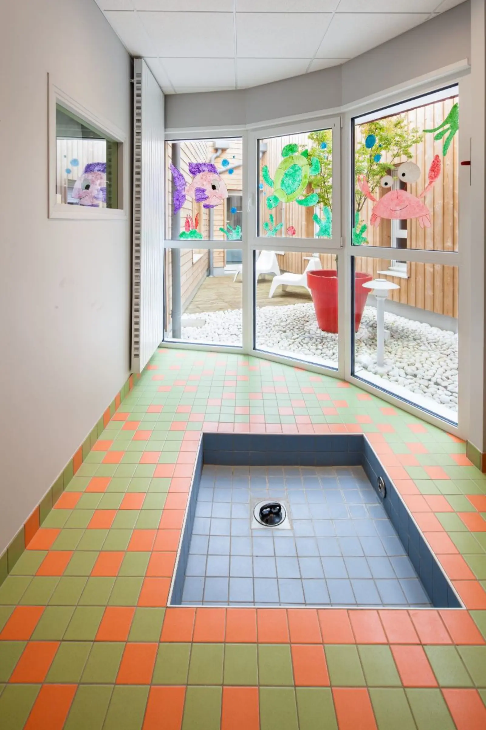 Espace jeux d'eau et pataugeoire de la crèche Pim Pam Pomme Bourguébus