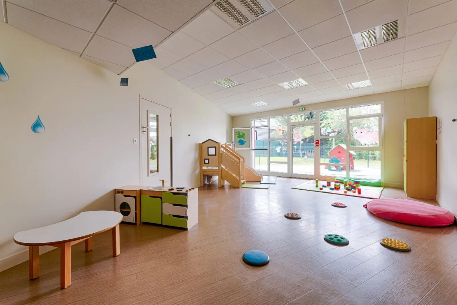 Salle de vie et de repas de la section Pam à la crèche Pim Pam Pomme Bourguébus