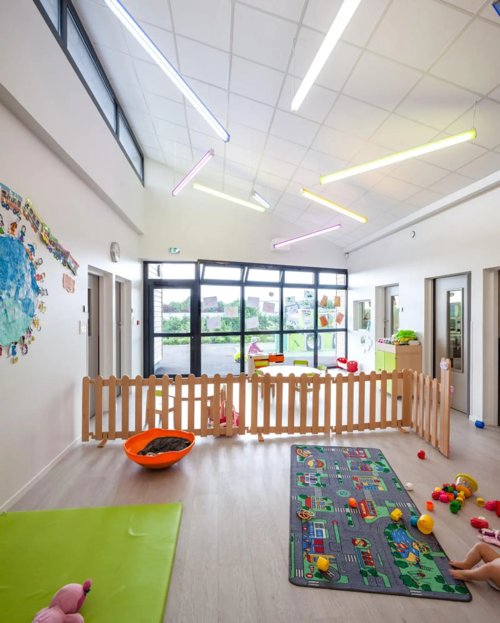 Salle de vie et de jeux de la crèche Pim Pam Pomme Flers Minière
