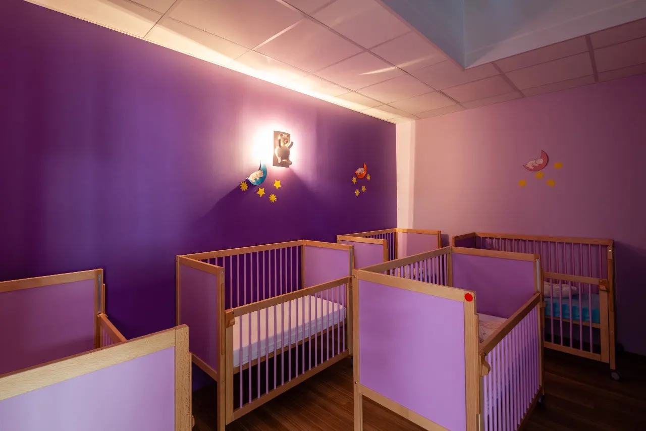 Dortoir des bébés de la crèche Pim Pam Pomme Cherbourg Tourlaville