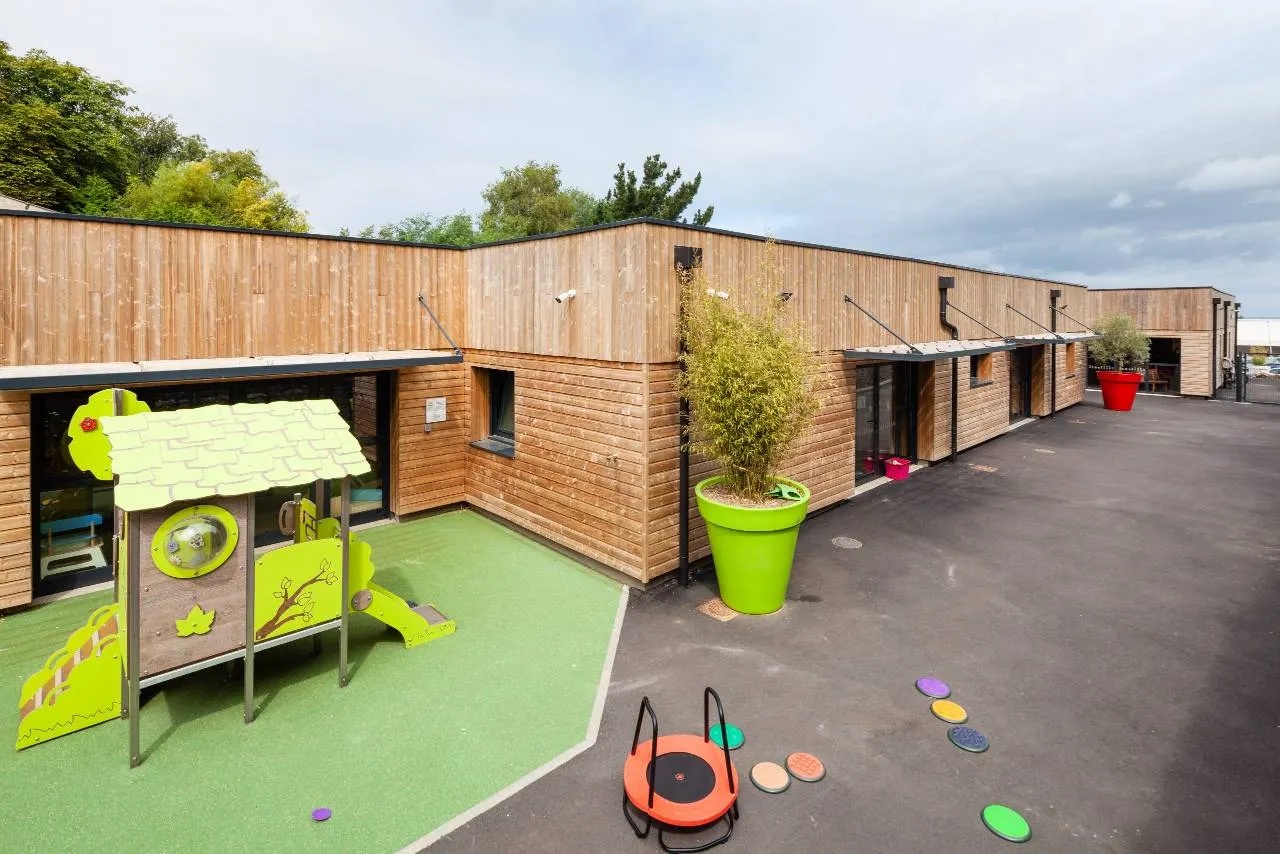 Cour extérieure et jeux du jardin de la crèche Pim Pam Pomme Tourlaville