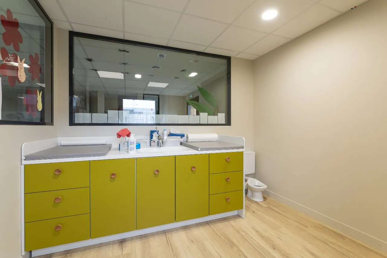 Salle de change de la crèche Pim Pam Pomme Cherbourg Tourlaville