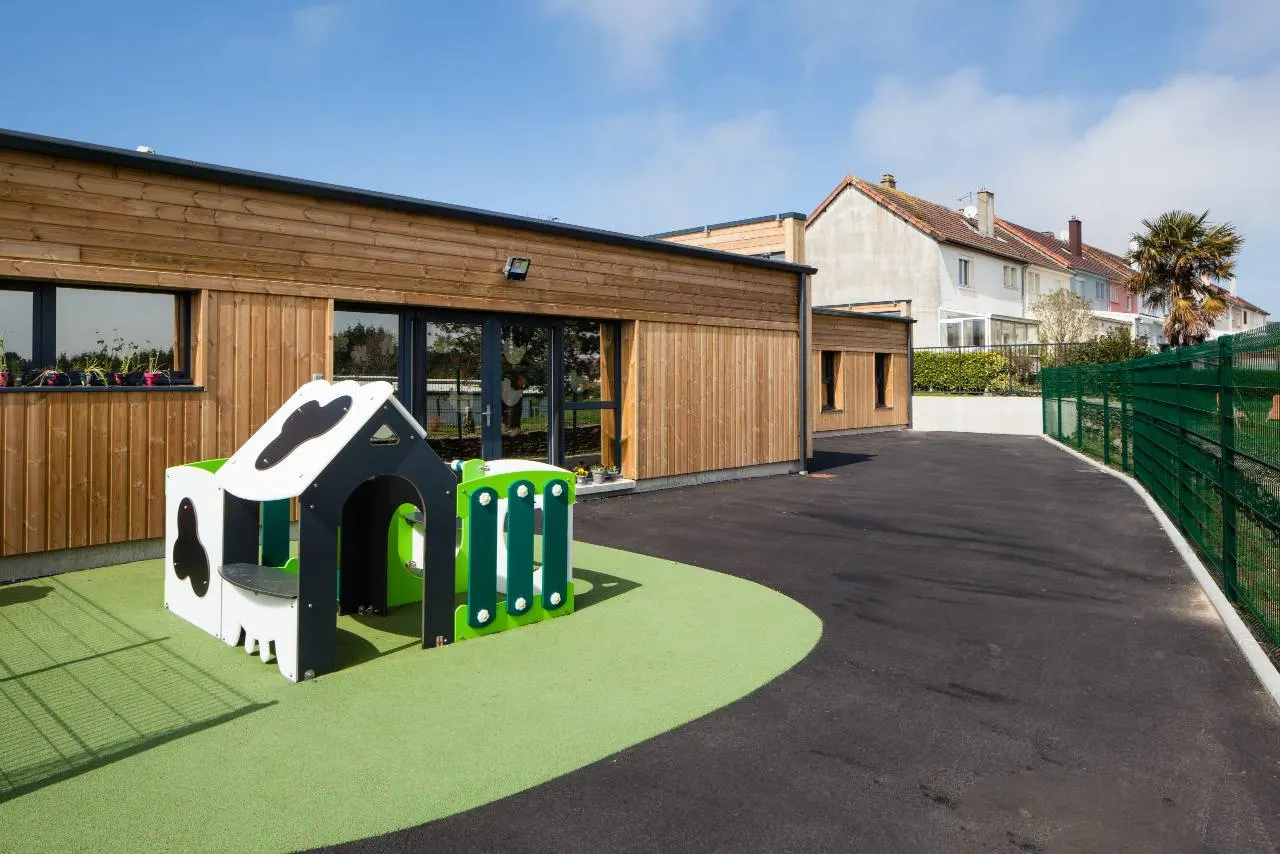 Cour extérieure et jeux de la crèche Pim Pam Pomme Querqueville