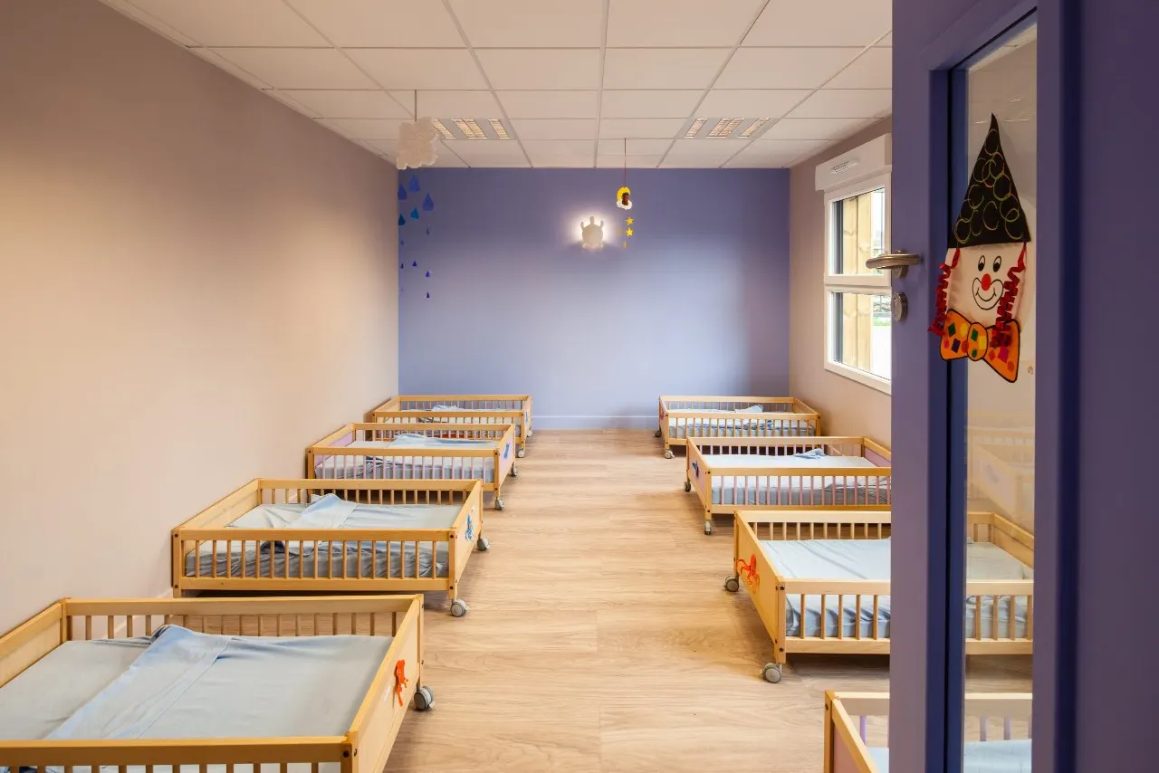 Dortoir de la section Pomme de la crèche Pim Pam Pomme Querqueville