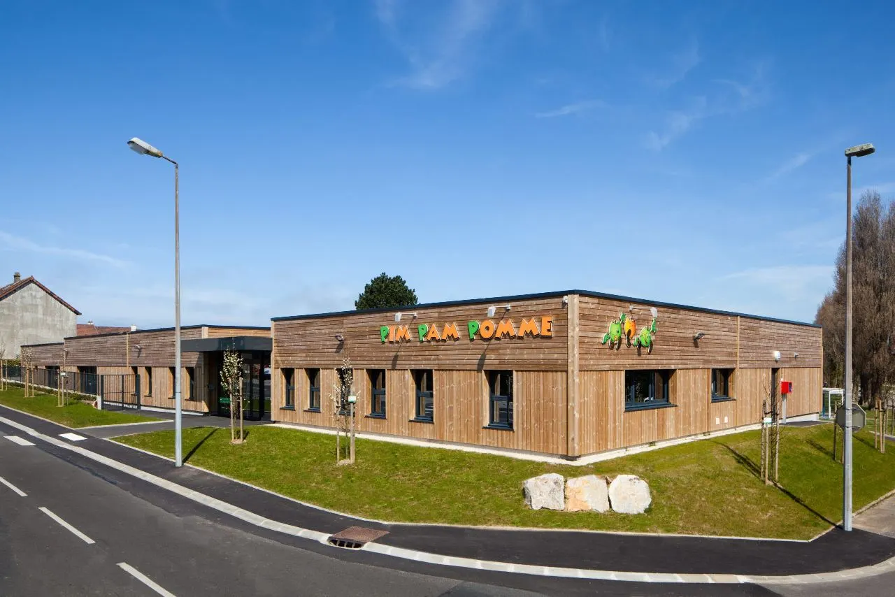 Façade en bois de la crèche Pim Pam Pomme Cherbourg Querqueville