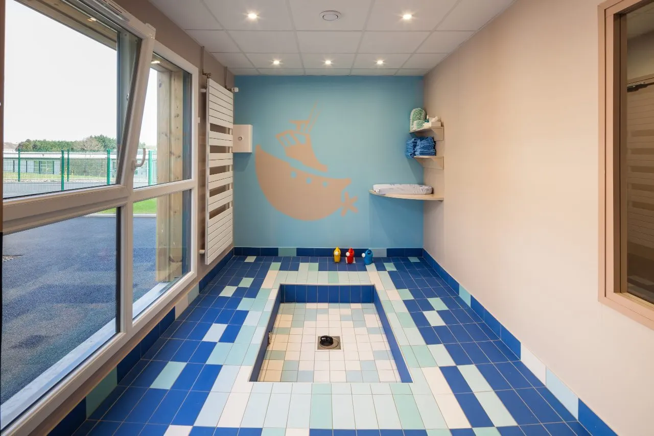 Pataugeoire et espace de change de la crèche Pim Pam Pomme Querqueville