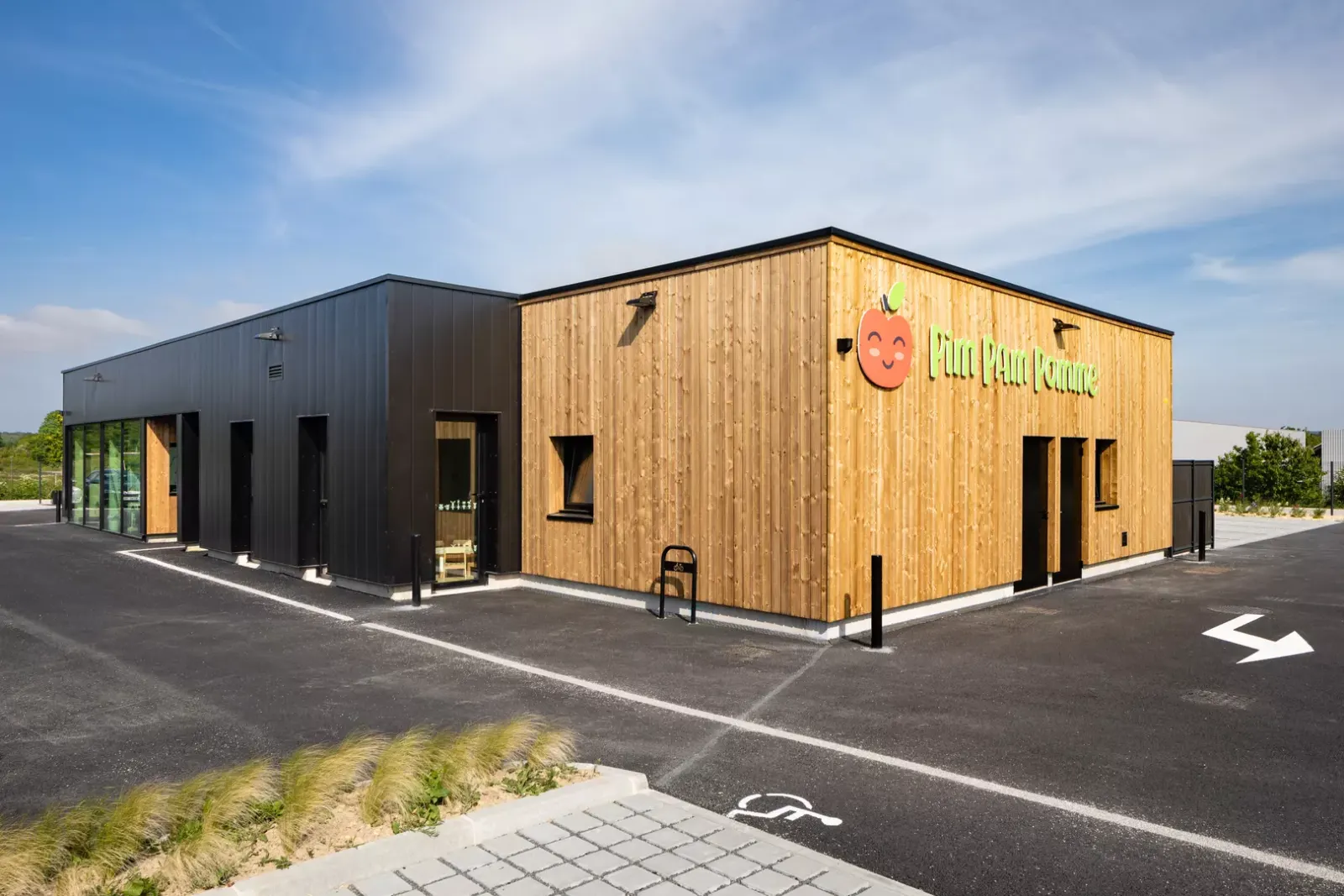 Façade en bois de la crèche Pim Pam Pomme Saint-Lô Sylvestre