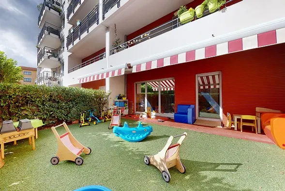 Jardin extérieur de la crèche Babilou Lyon Berthet à Vaise