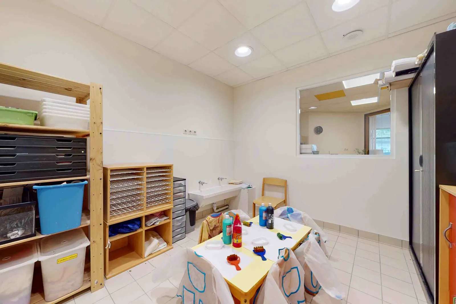 Salle d'activités manuelles de la crèche Babilou Lyon Berthet