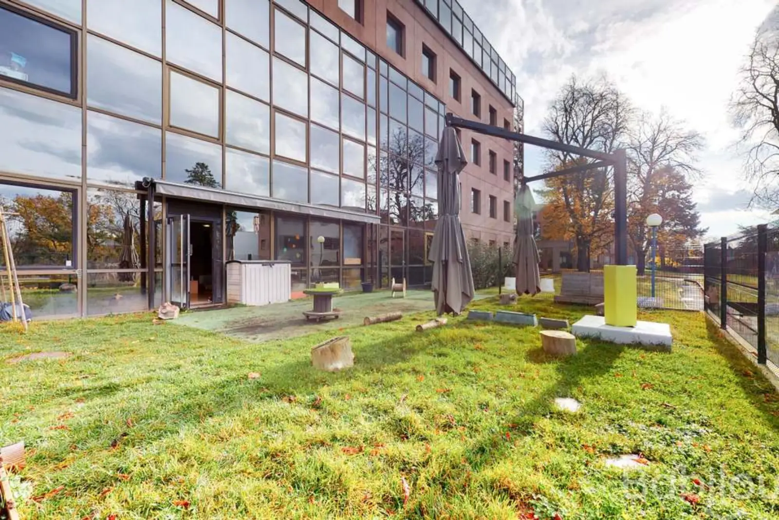 Bâtiment et jardin extérieur de la crèche Babilou Ecully Debussy