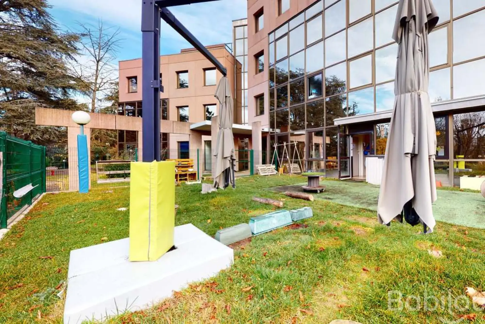 Espace extérieur et terrasse de la crèche Babilou Ecully Debussy