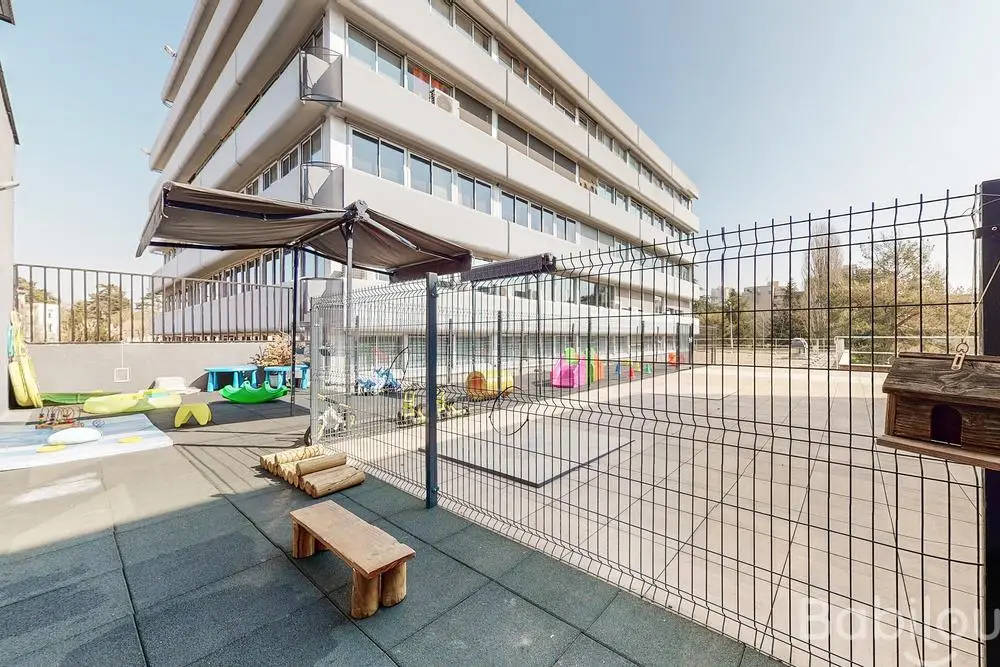 Cour extérieure et coin détente de la crèche Babilou Tassin Gaulle
