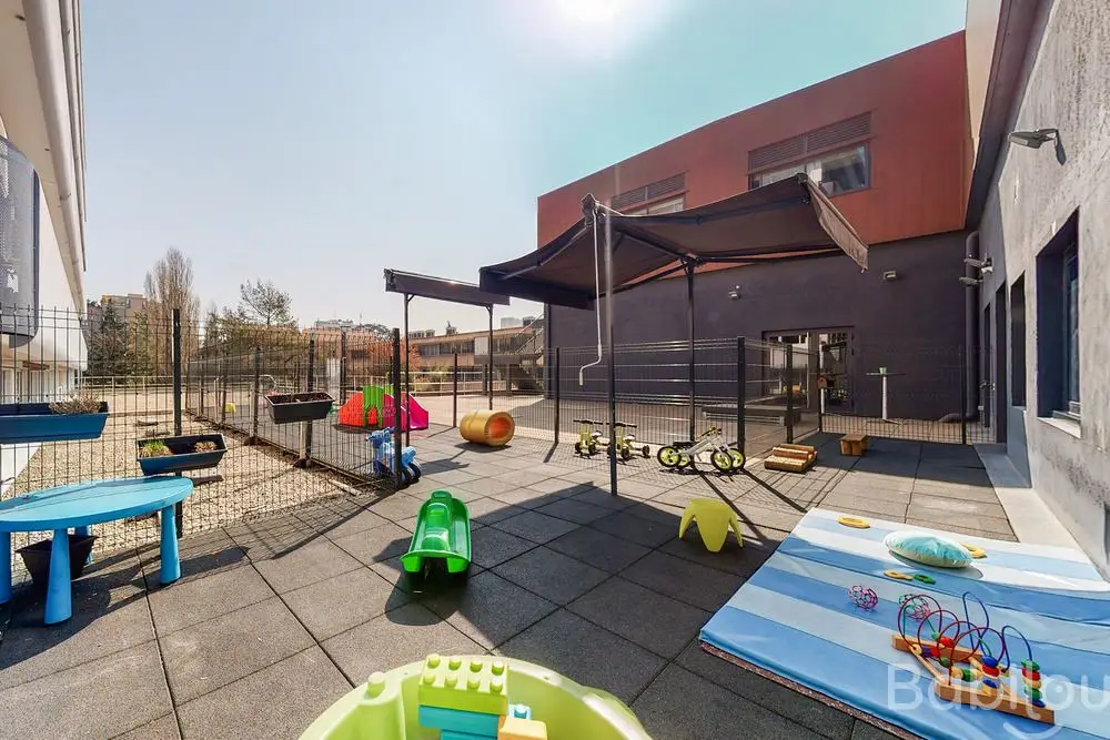 Jardin extérieur et jeux de la crèche Babilou Tassin Gaulle