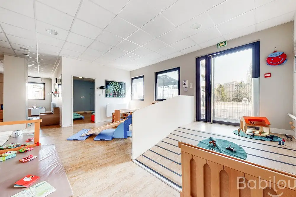 Salle de motricité avec accès direct au jardin de la crèche Babilou Tassin Gaulle
