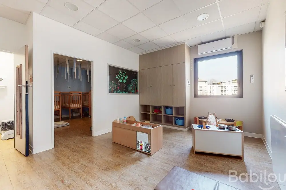 Salle de vie et vue sur le dortoir de la crèche Babilou Tassin Gaulle