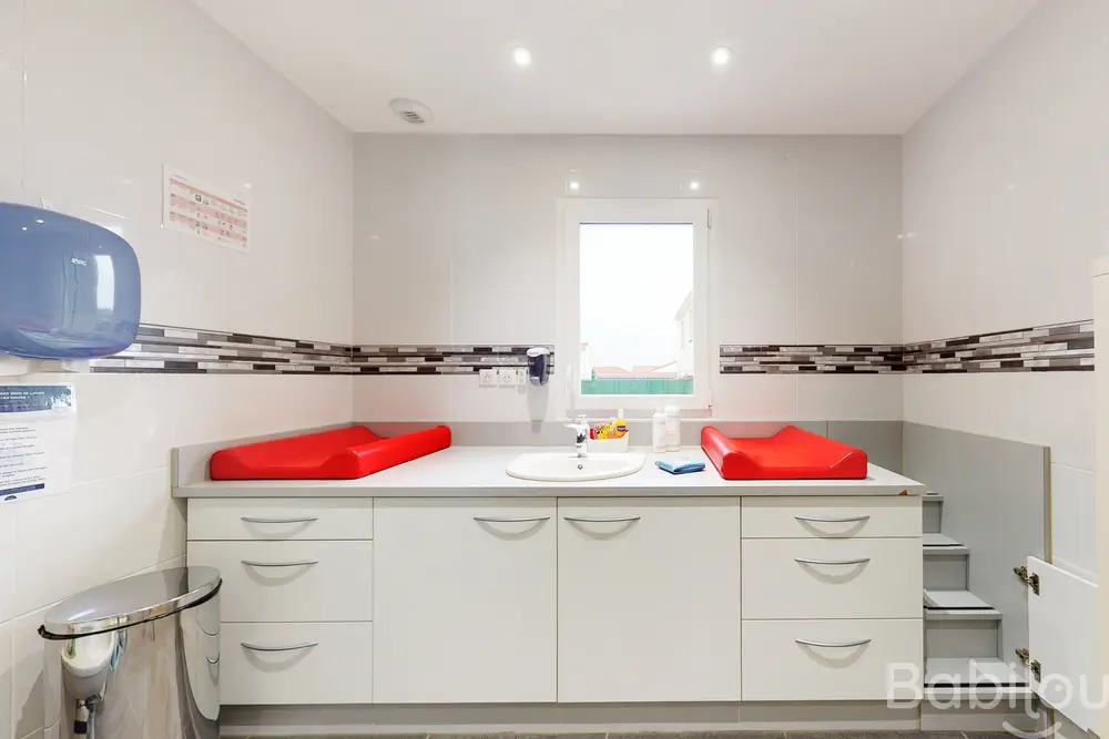Espace de change de la micro-crèche Babilou Riom Clos du Gamay 1