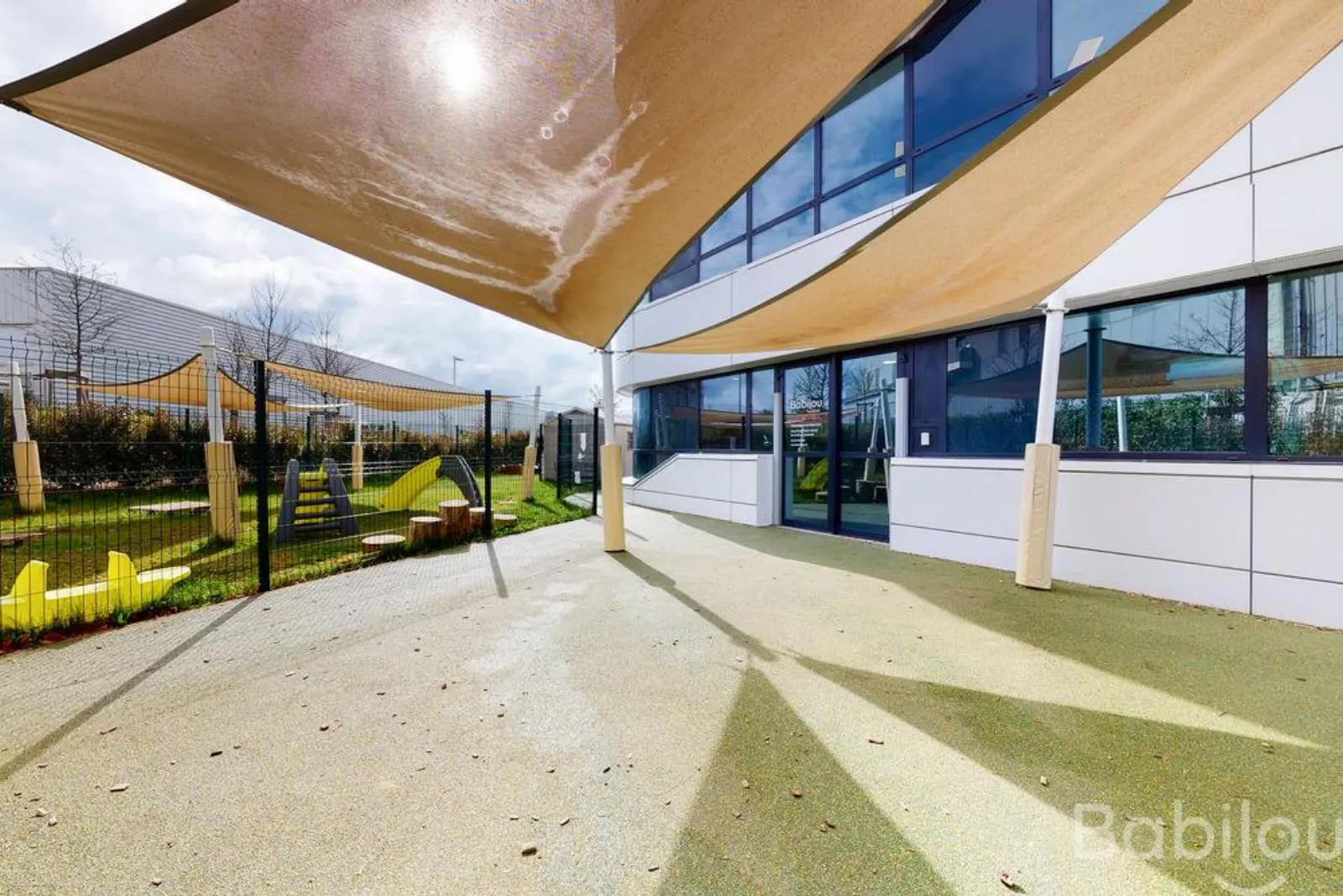 Jardin extérieur ombragé de la crèche Babilou Champagne-au-Mont-D'Or