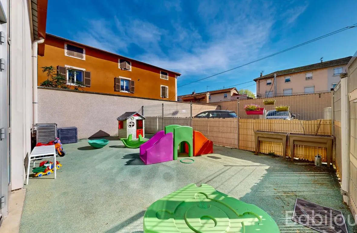 Espace extérieur de la micro-crèche Babilou Charbonnières-les-Bains