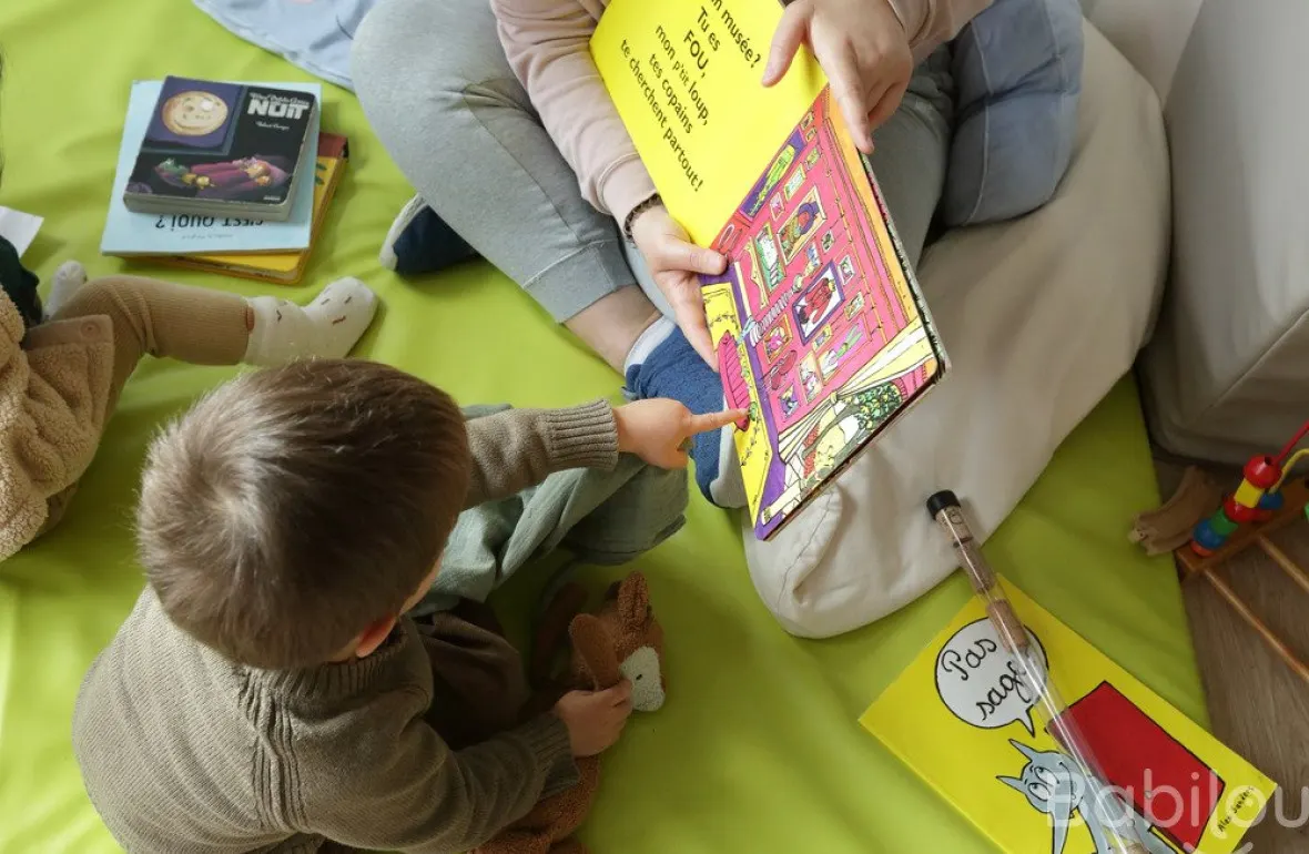 Moment calme autour d'un livre
