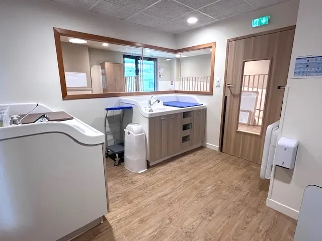 Salle de change et de soins de la crèche