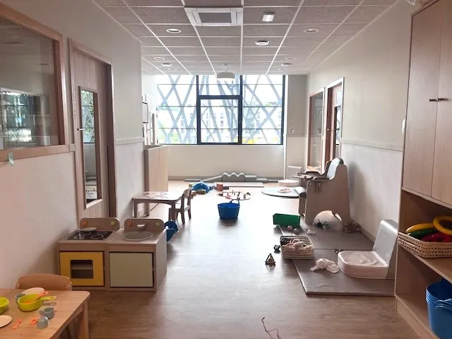 Salle de jeu lumineuse et ouverte de la crèche Babilou Tassin Gaulle 2