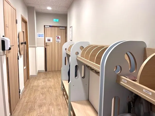 Couloir et casiers individuels des enfants