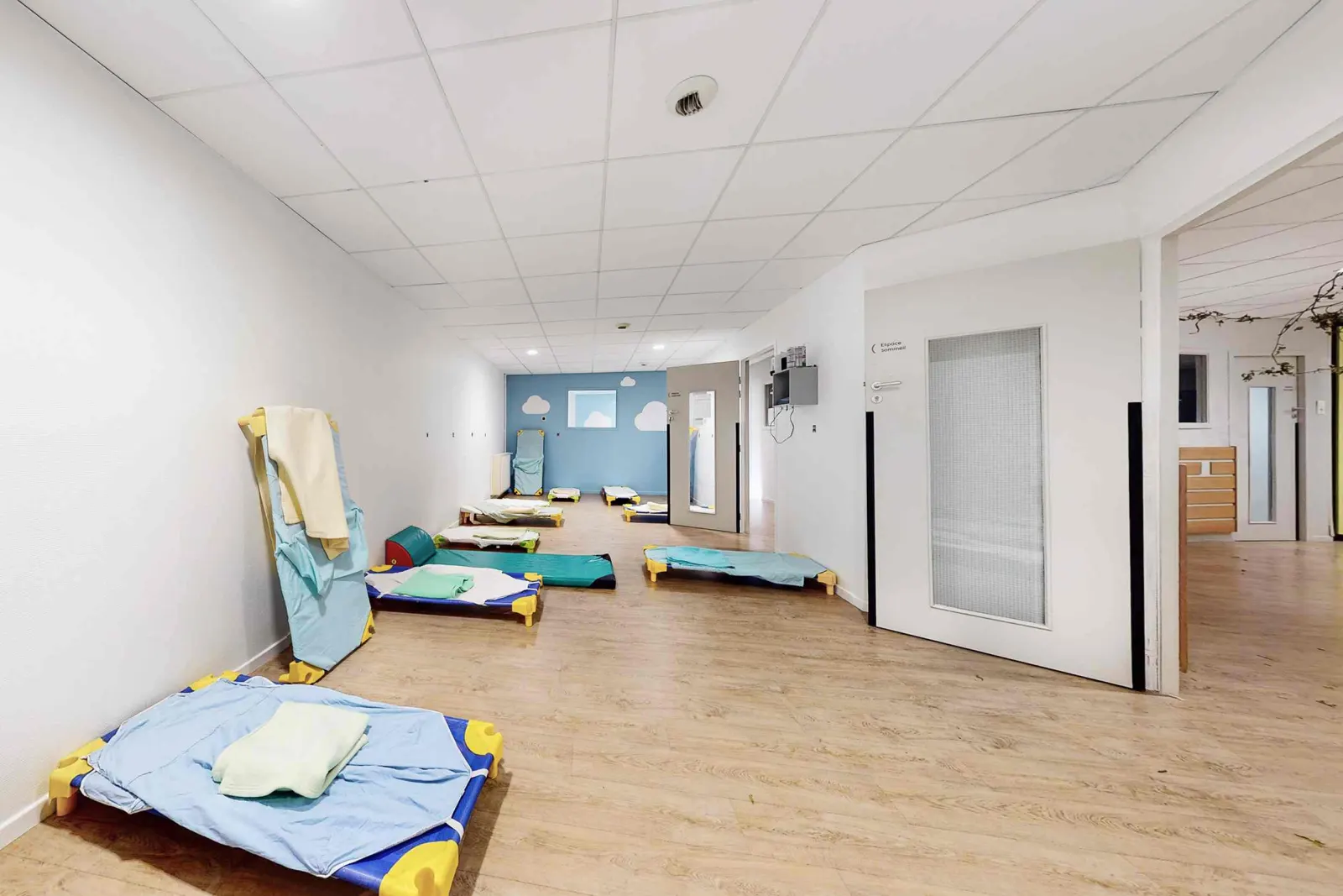 Dortoir de la crèche pour les temps de sieste