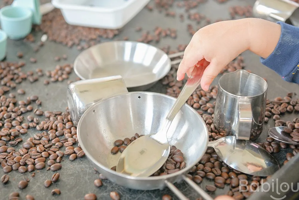 Atelier sensoriel avec des grains de café pour les tout-petits