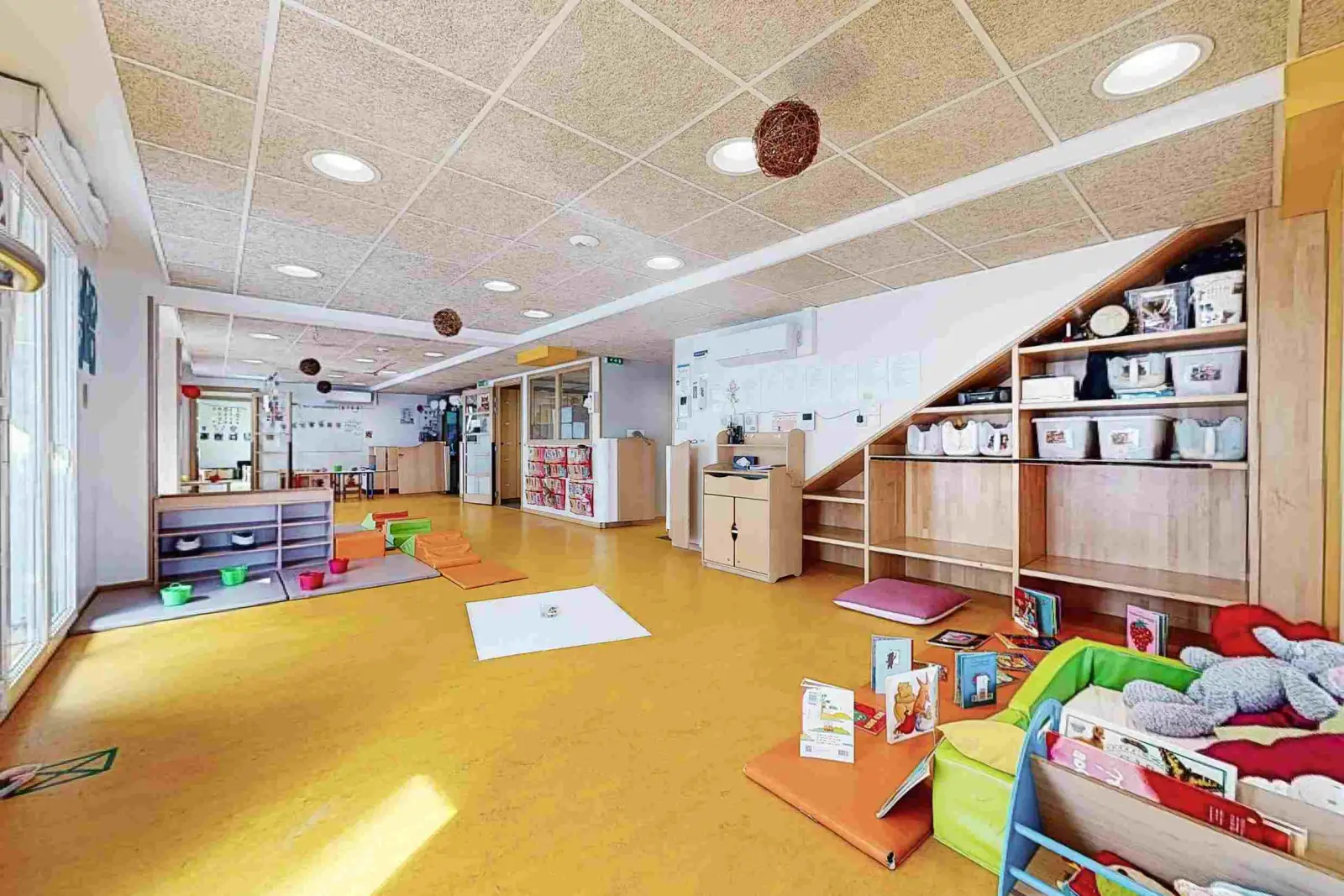Grande salle de jeu de la crèche Babilou Vaulx Rail