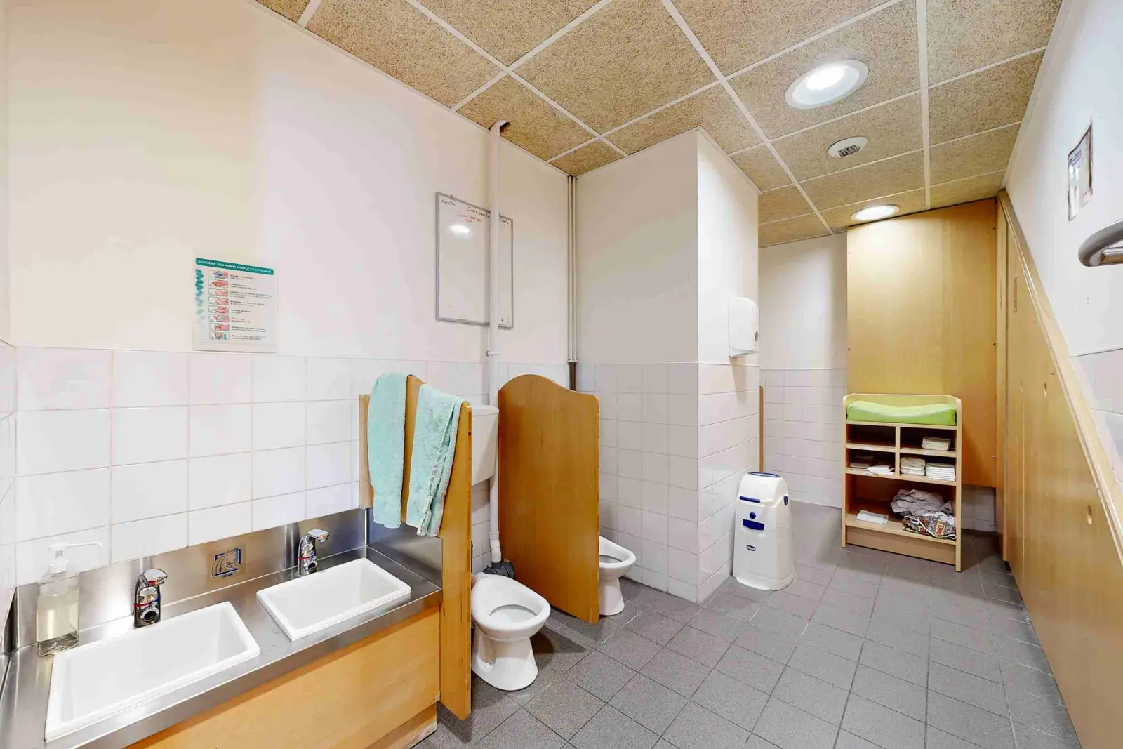 Salle de bain et espace de change de la crèche