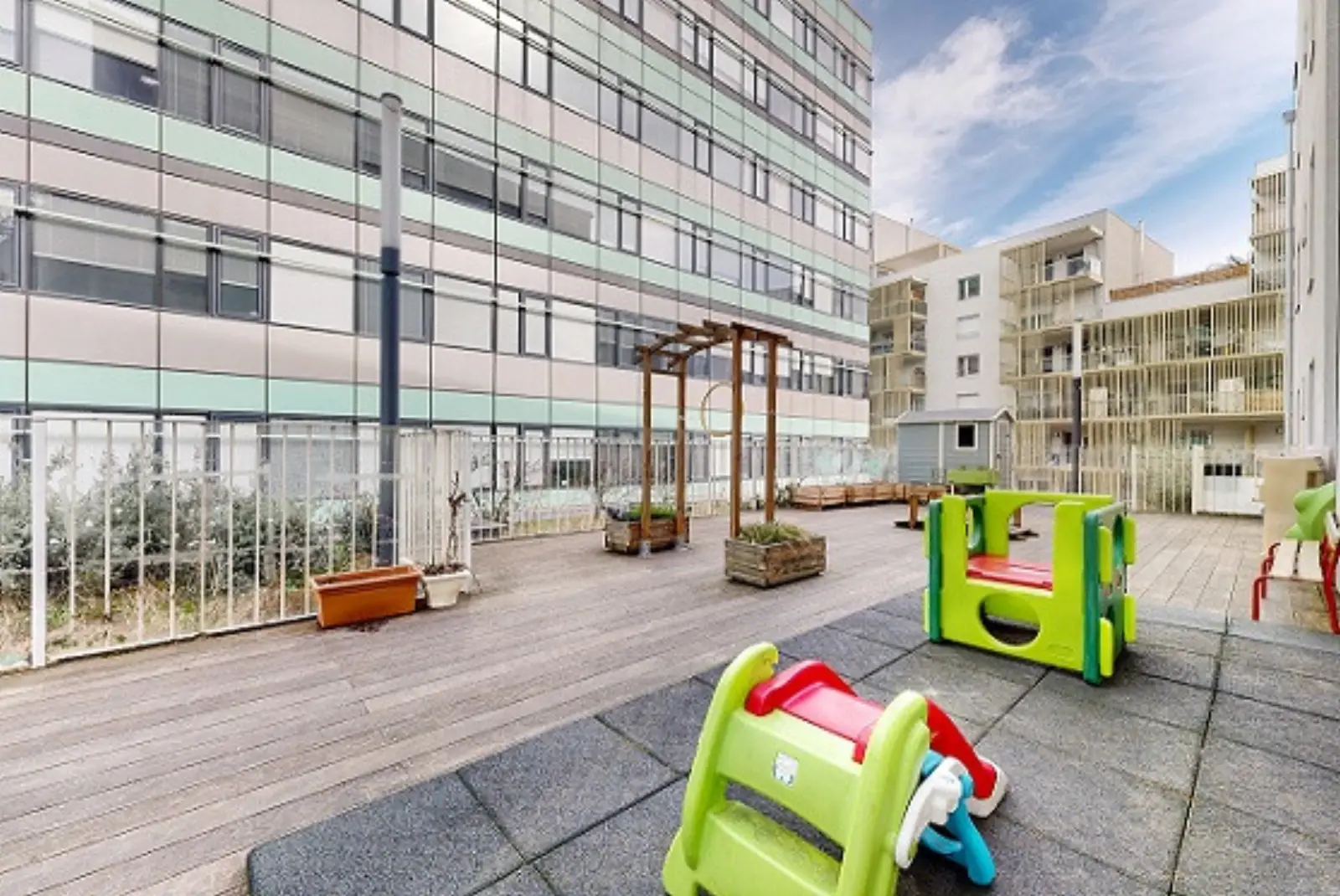 Terrasse extérieure et jeux en plein air de la crèche
