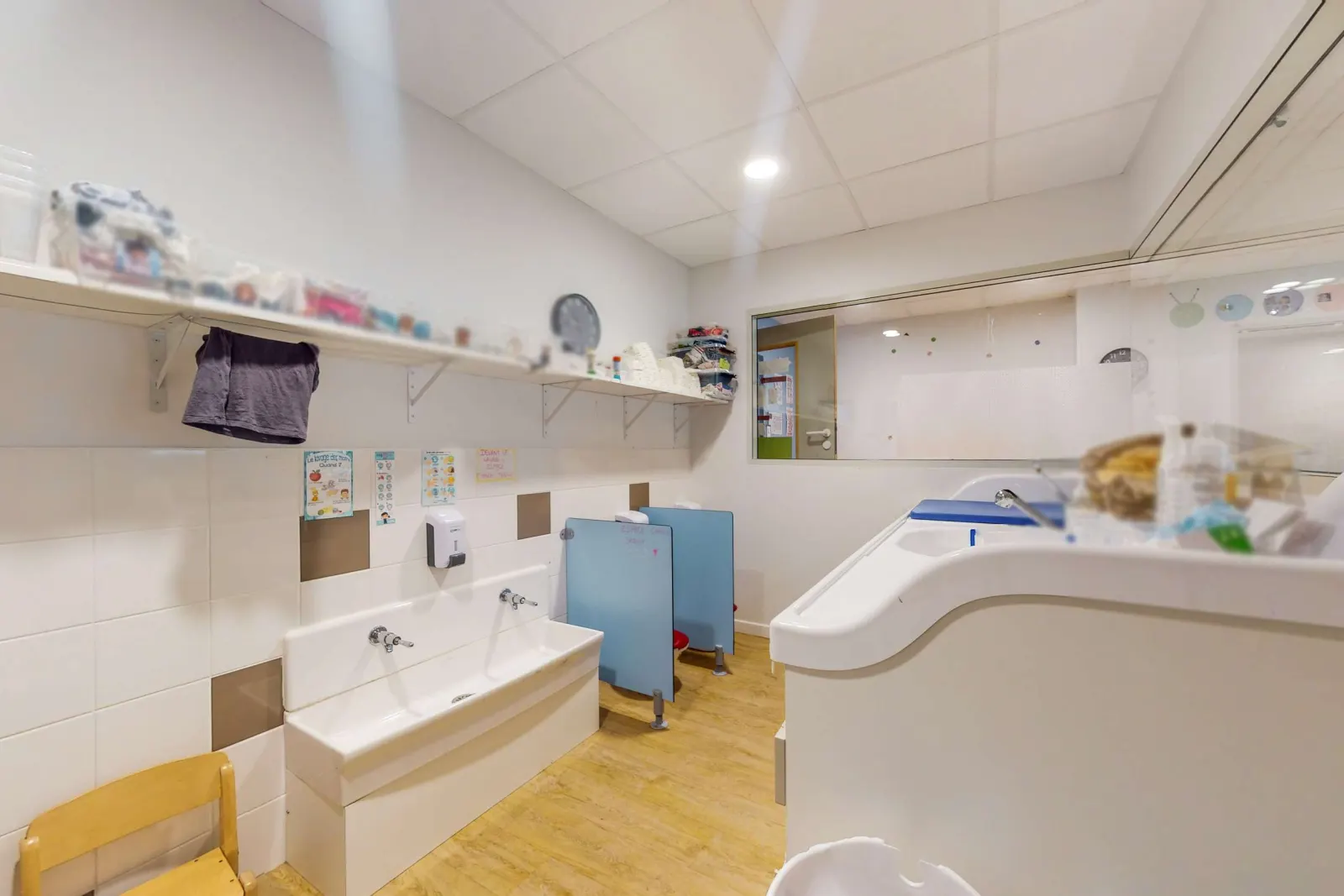 Espace de change et sanitaires de la crèche