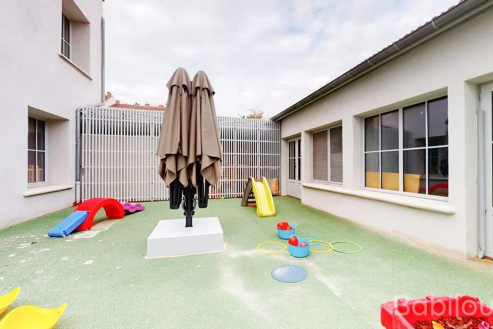Cour extérieure et jeux de plein air de la crèche Babilou Lyon Thomas