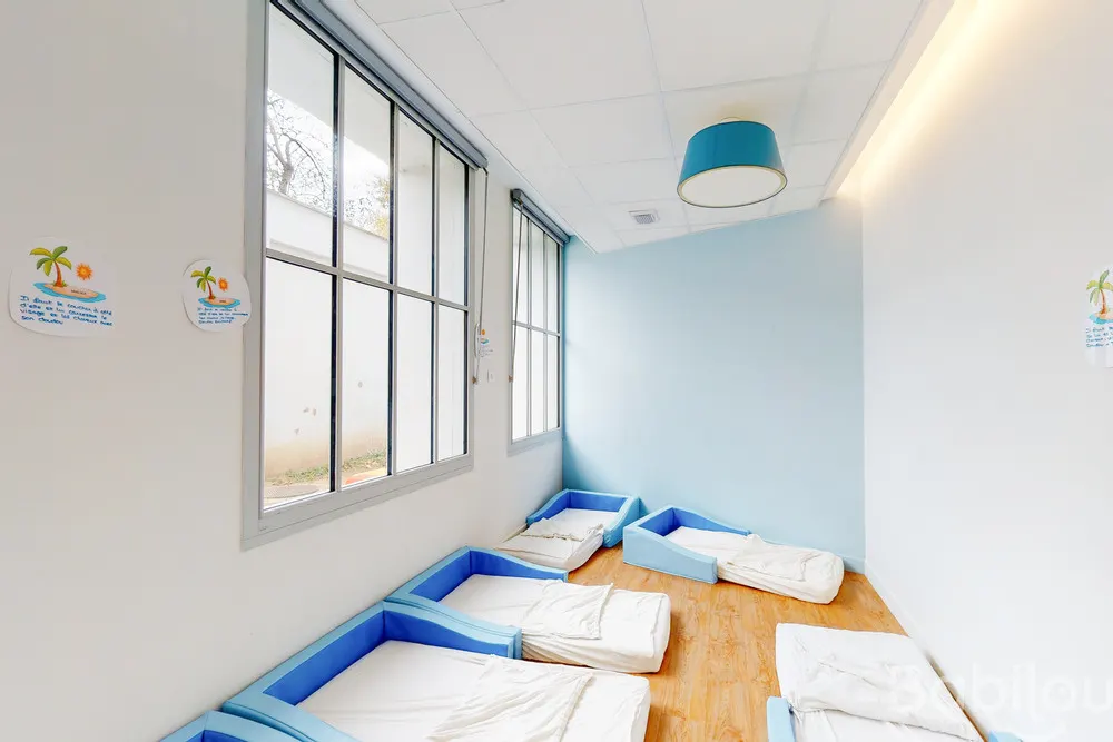 Dortoir et espace de repos de la crèche Babilou Lyon Thomas