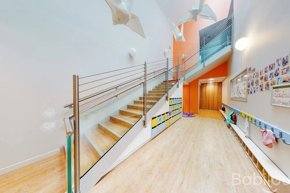 Escalier et grands volumes intérieurs de la crèche Babilou Lyon Thomas