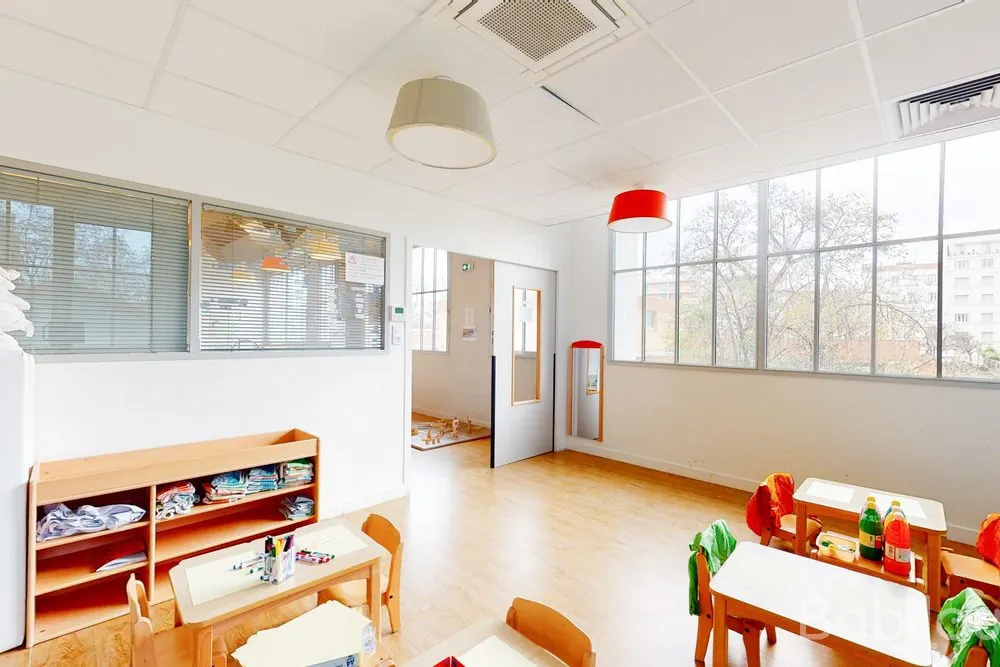 Salle d'activités lumineuse de la crèche Babilou Lyon Thomas