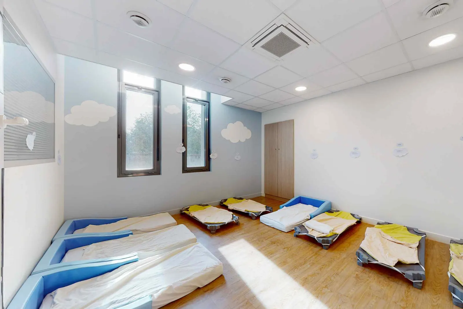 Second dortoir aménagé pour la sieste des enfants
