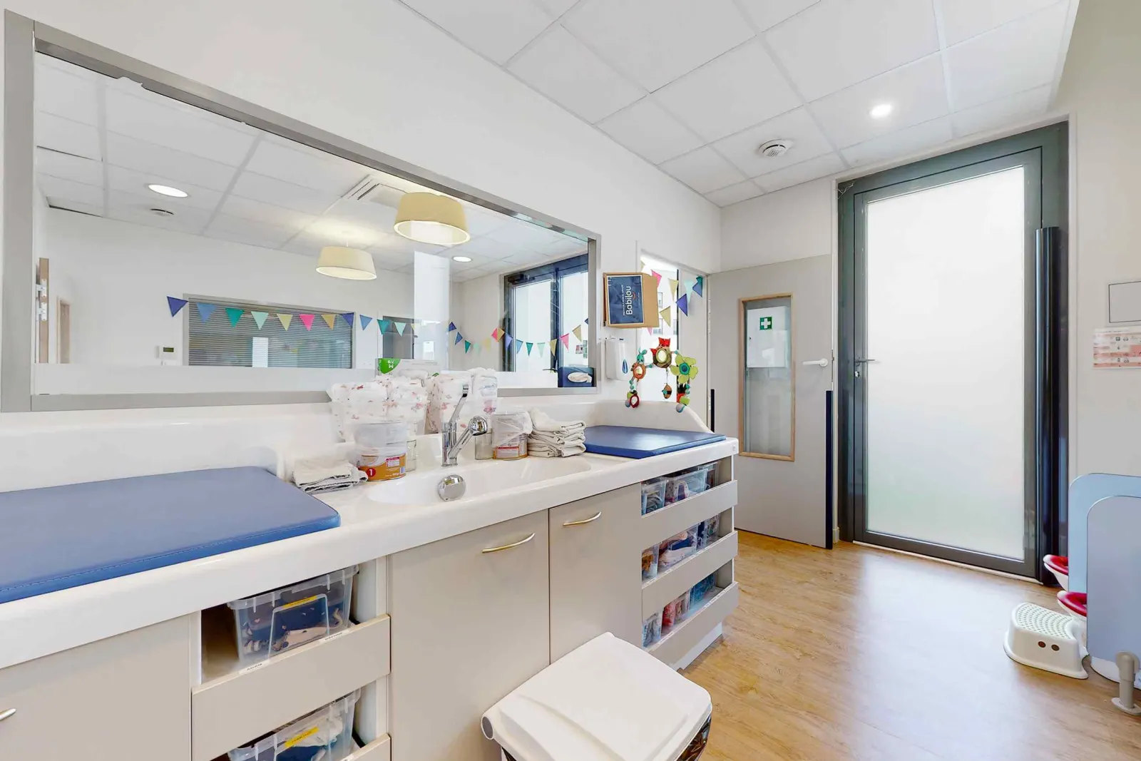 Salle de change et de soin de la crèche