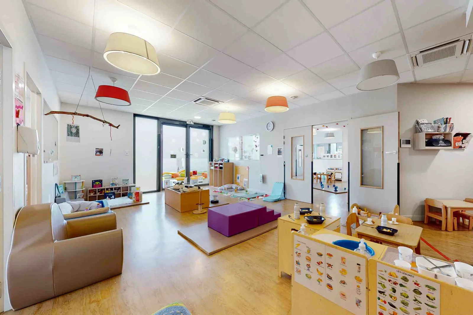 Salle de jeu colorée de la crèche Babilou Lyon Locard