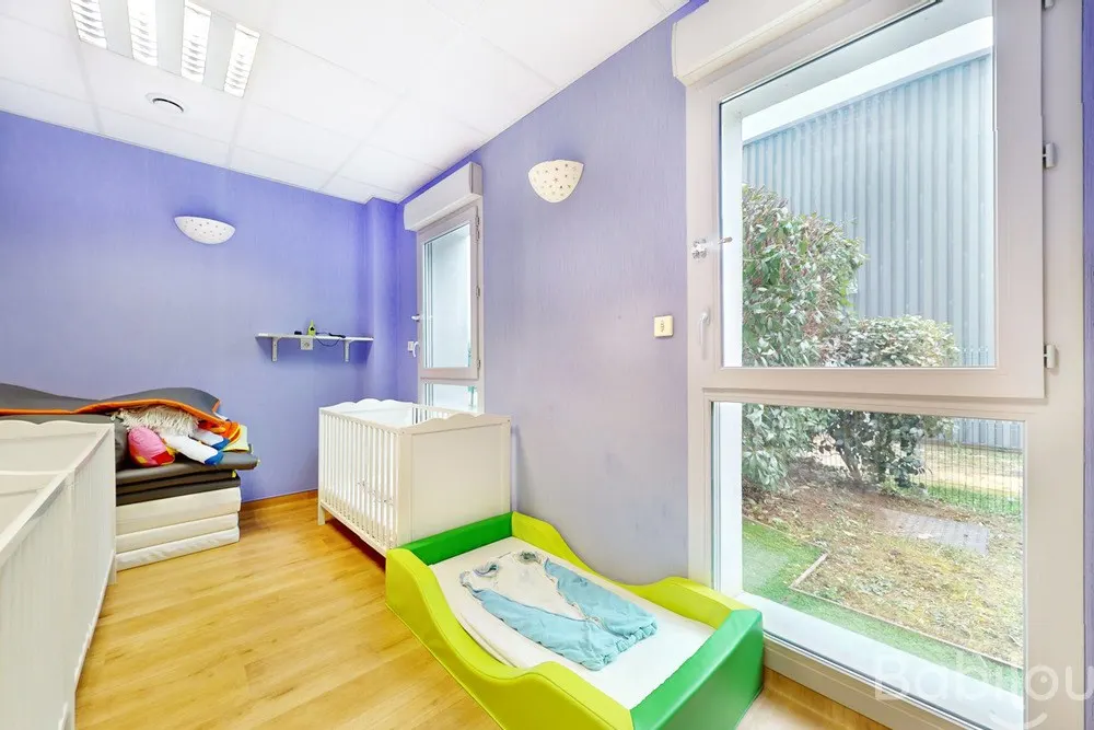 Dortoir de la micro-crèche Babilou Craponne Roiret avec vue sur le jardin
