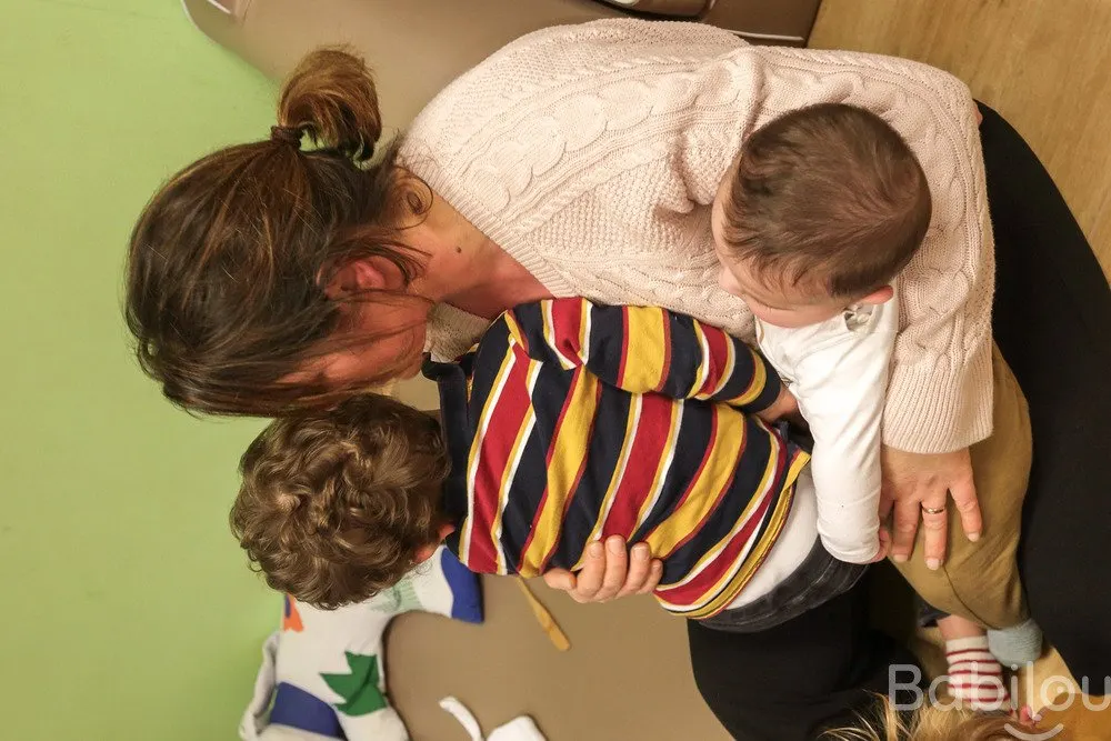 Moment de tendresse entre une professionnelle et les enfants