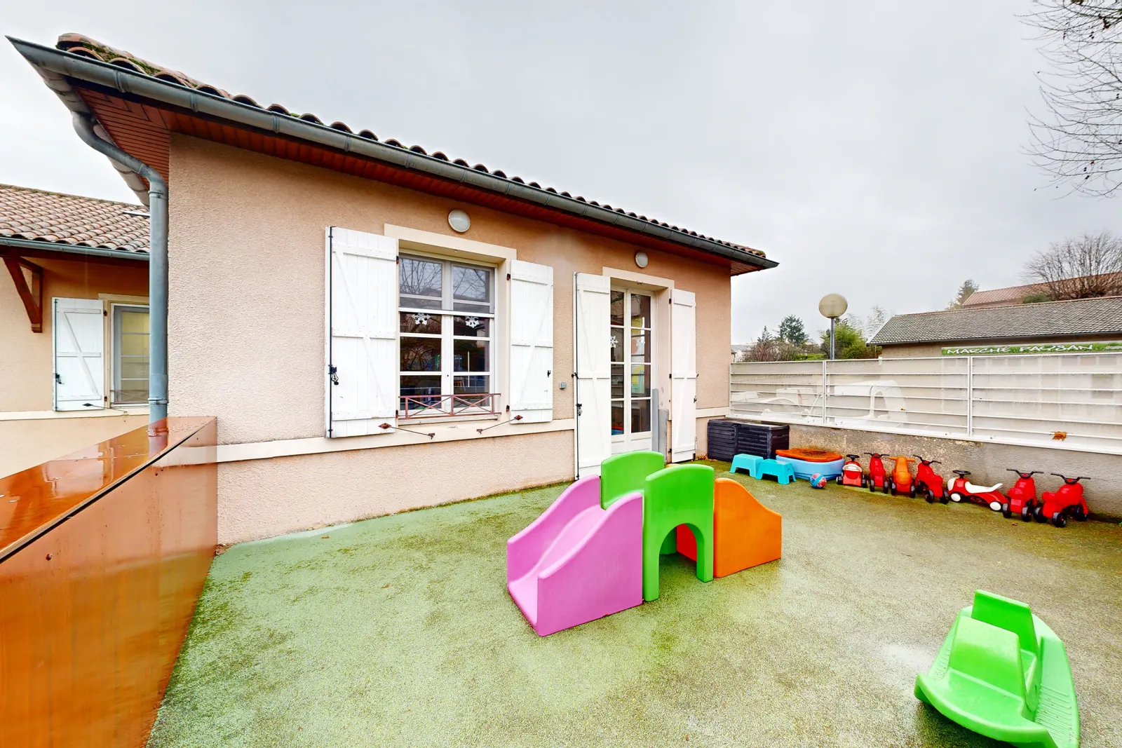 Des espaces intérieurs et un jardin équipé