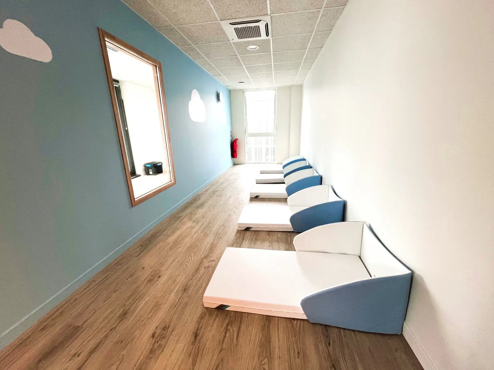 Couloir et espace de sieste de la crèche