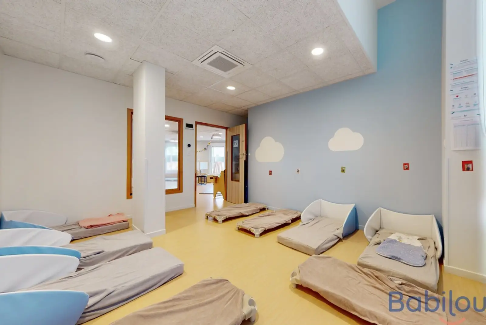 Dortoir de la crèche pour les temps de sieste