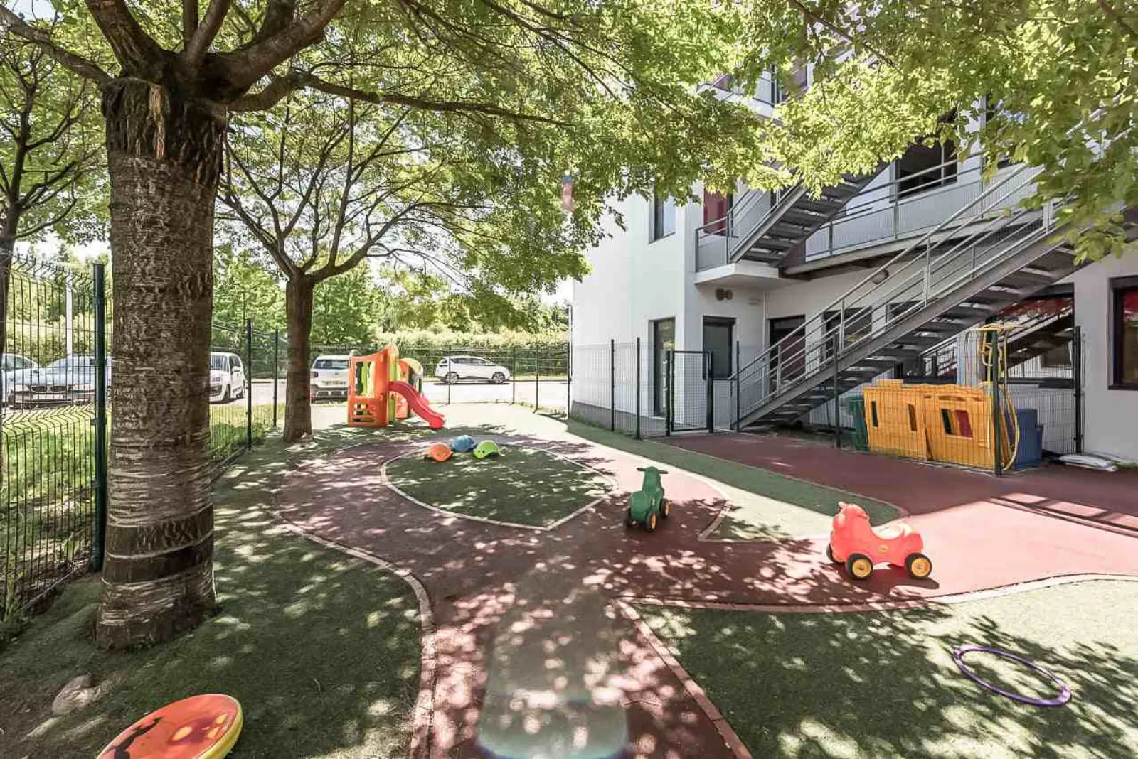 Jardin extérieur arboré de la crèche