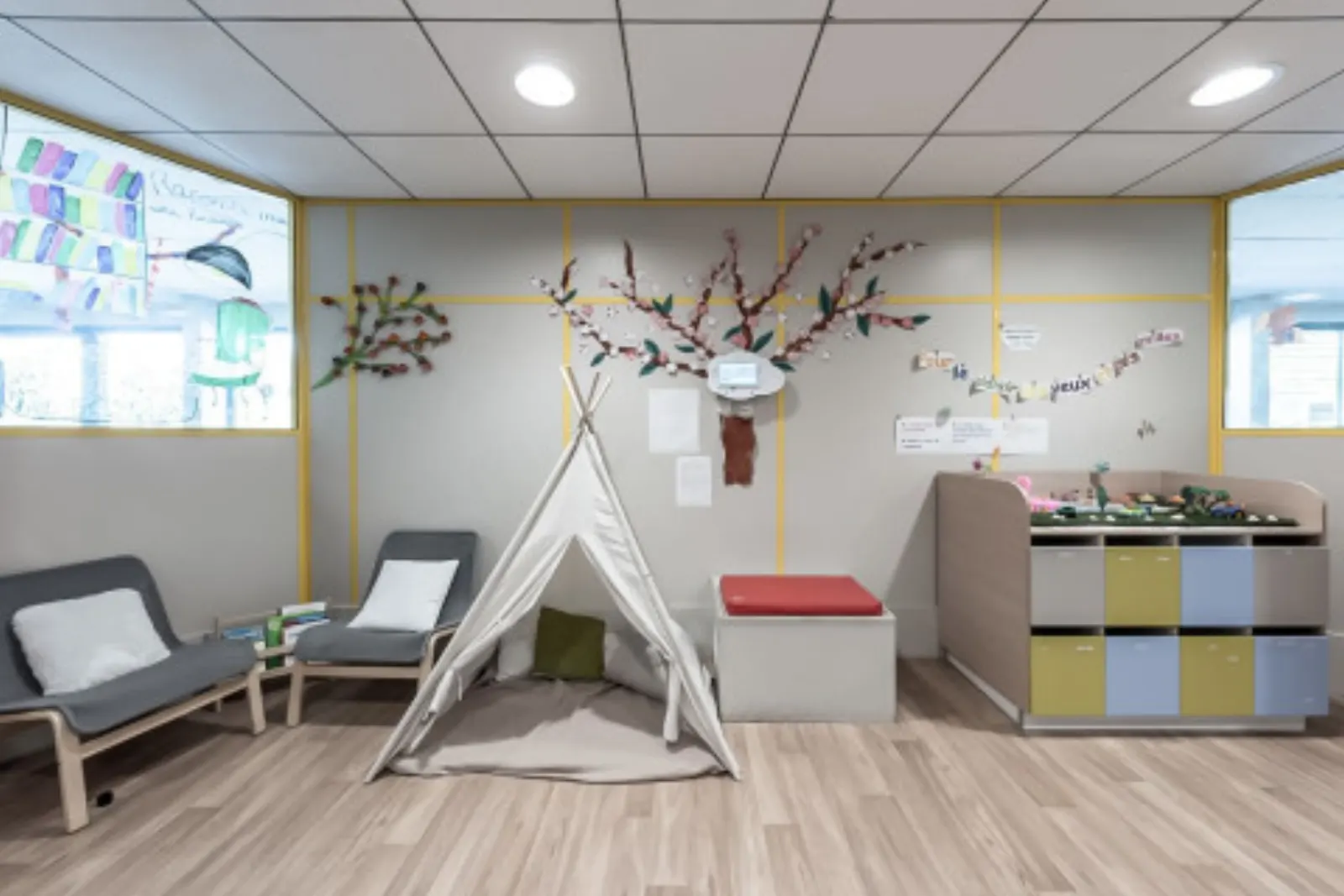 Salle de vie avec tipi de la crèche Babilou Saint-Priest Les Funambules
