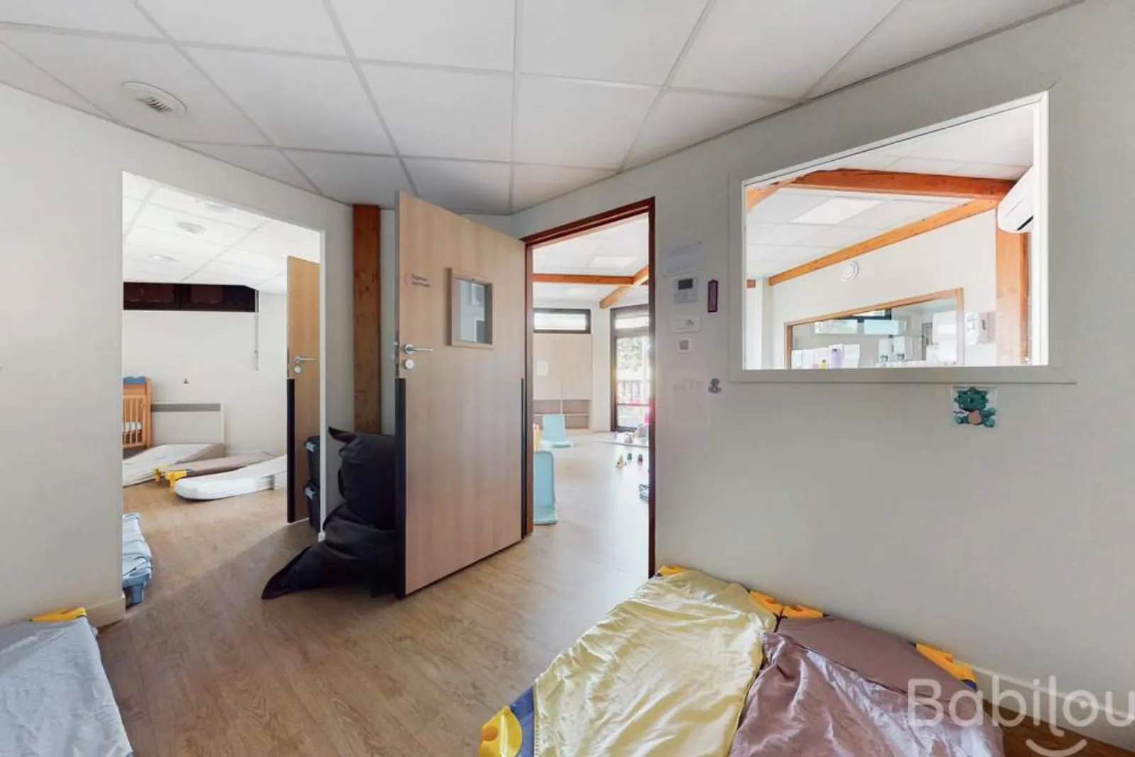 Espace de vie et couloir intérieur de la crèche