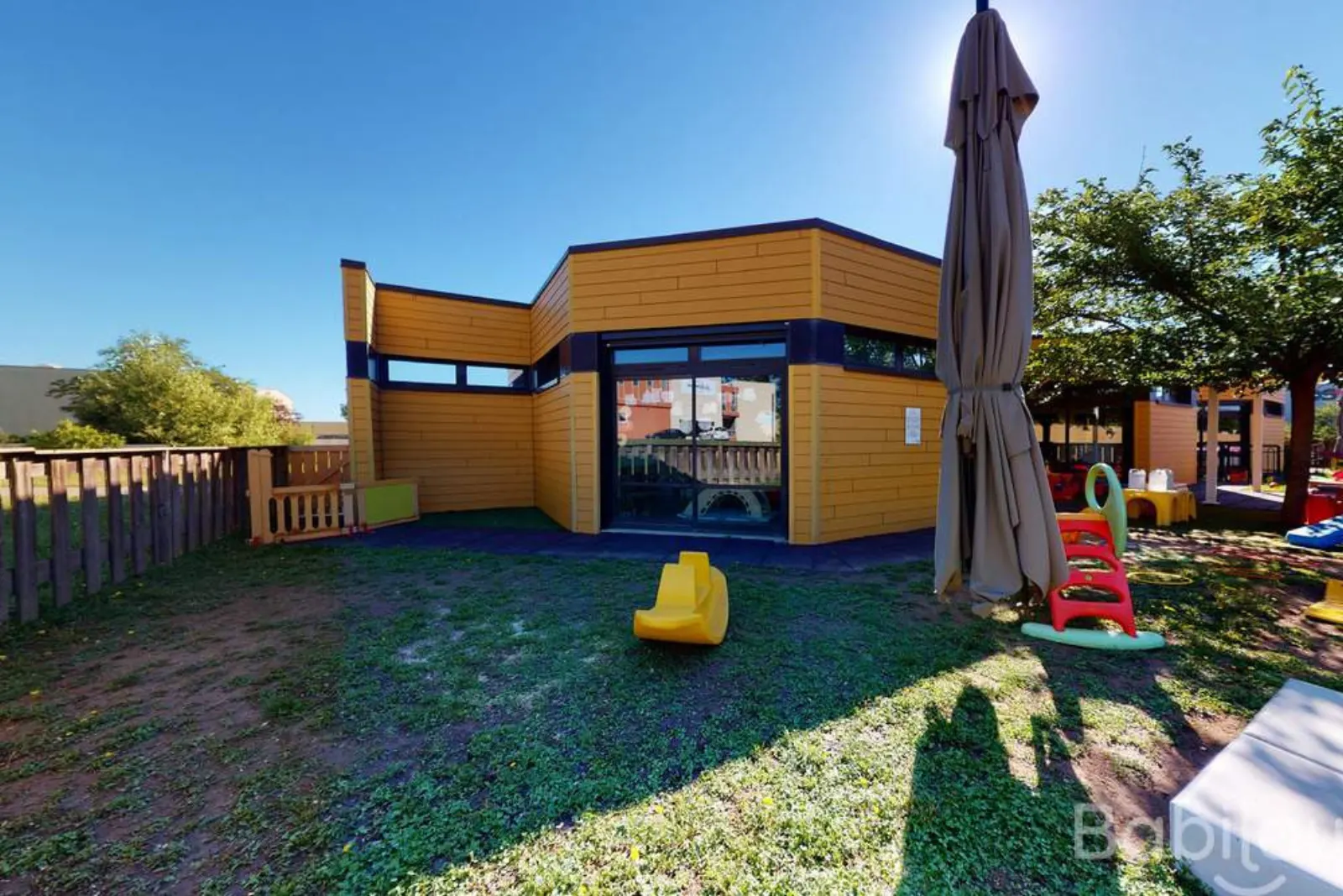 Façade extérieure de la crèche et son jardin