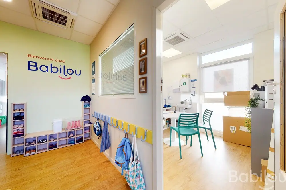 Entrée et vestiaire de la crèche Babilou Villefranche Voisin