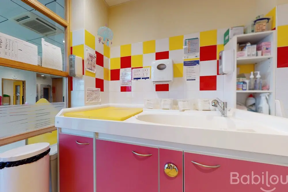 Salle de change colorée de la micro-crèche